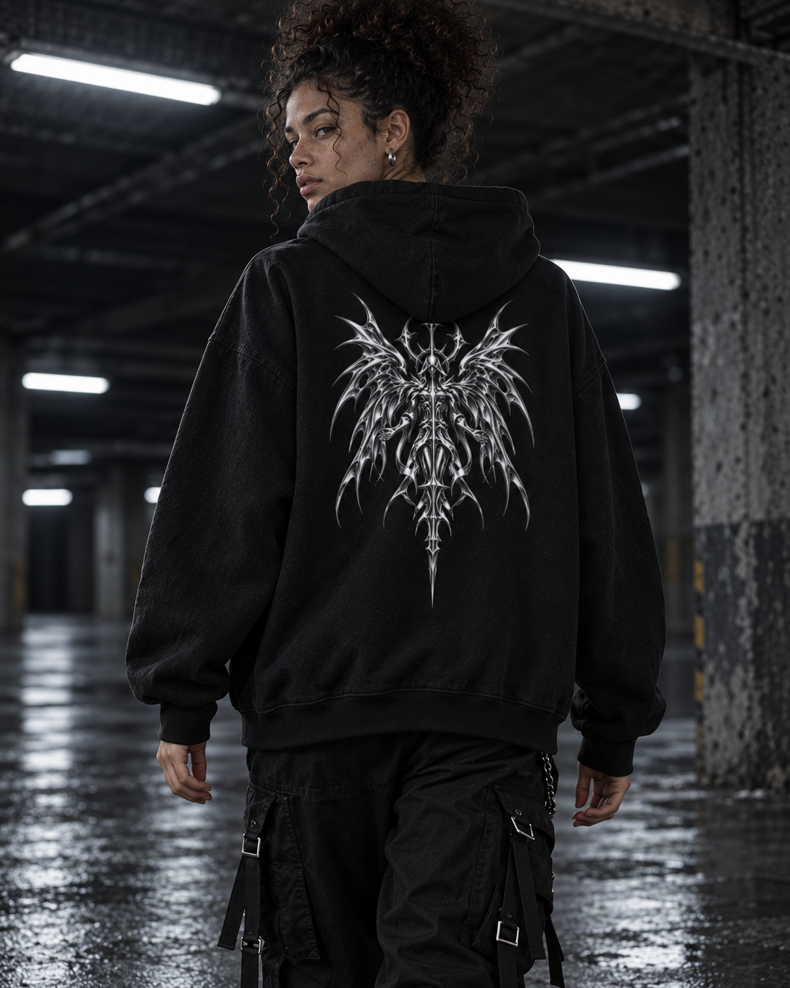 SWORLD — CHROME HOODIE noir porté, vue de dos, modèle femme, décor industriel