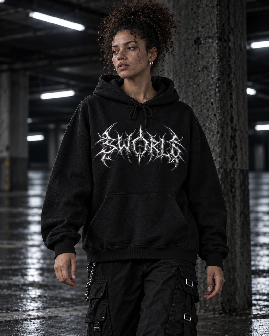SWORLD — CHROME HOODIE noir porté, vue de face, modèle femme, décor industriel