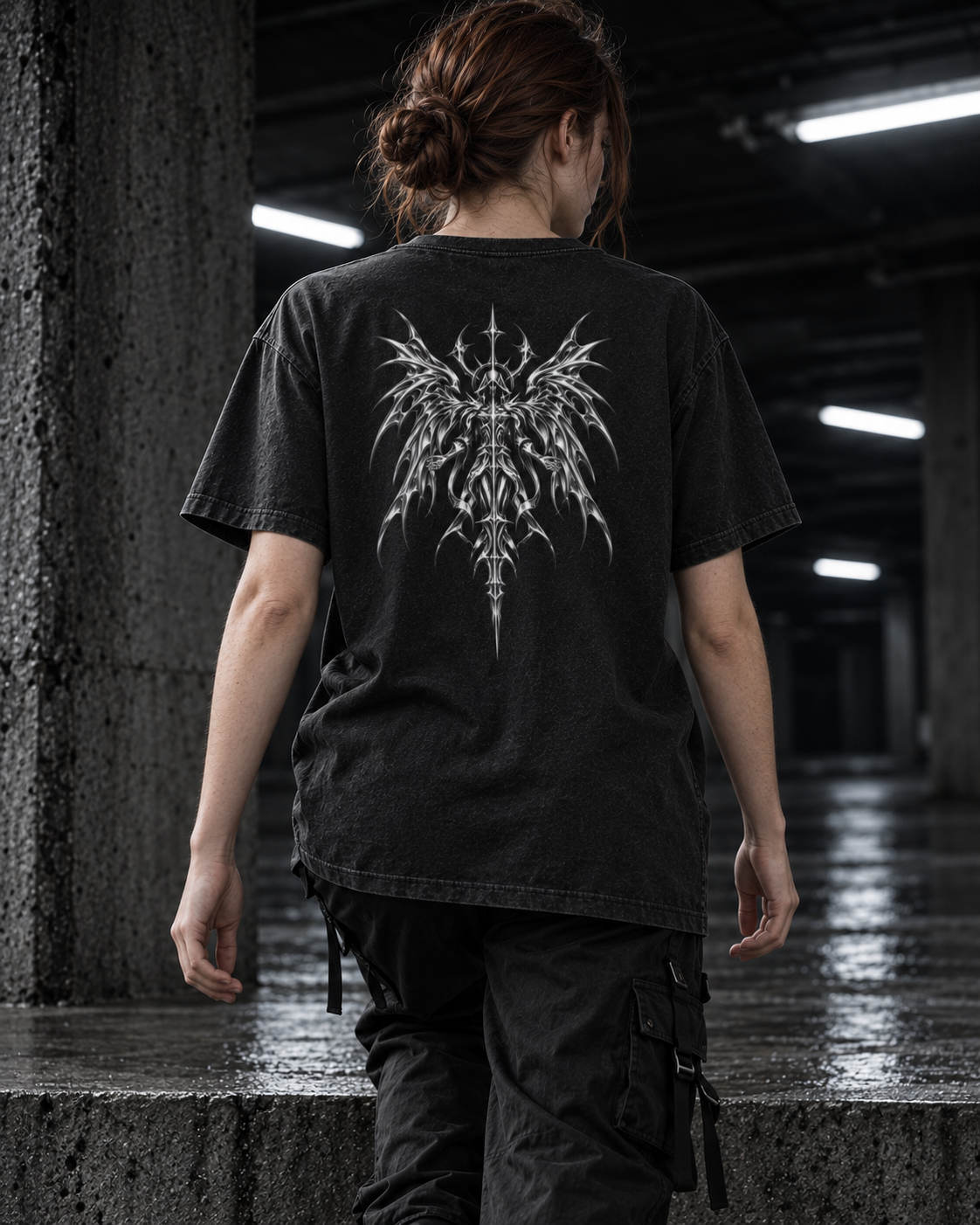 SWORLD — CHROME TEE noir porté, vue de dos, modèle femme, décor industriel