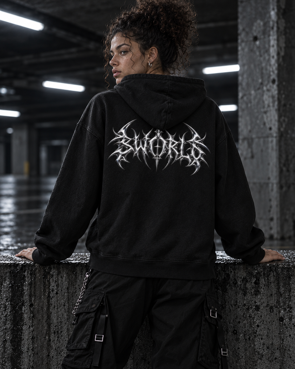 SWORLD — SERAPH HOODIE noir porté, vue de dos, modèle femme, décor industriel
