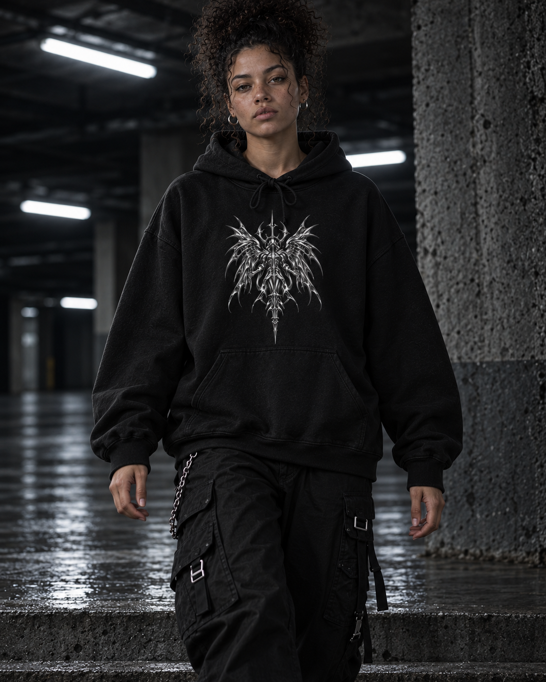 SWORLD — SERAPH HOODIE noir porté, vue de face, modèle femme, décor industriel