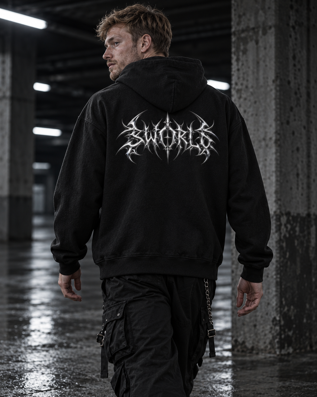SWORLD — SERAPH HOODIE noir porté, vue de dos, modèle homme, décor industriel