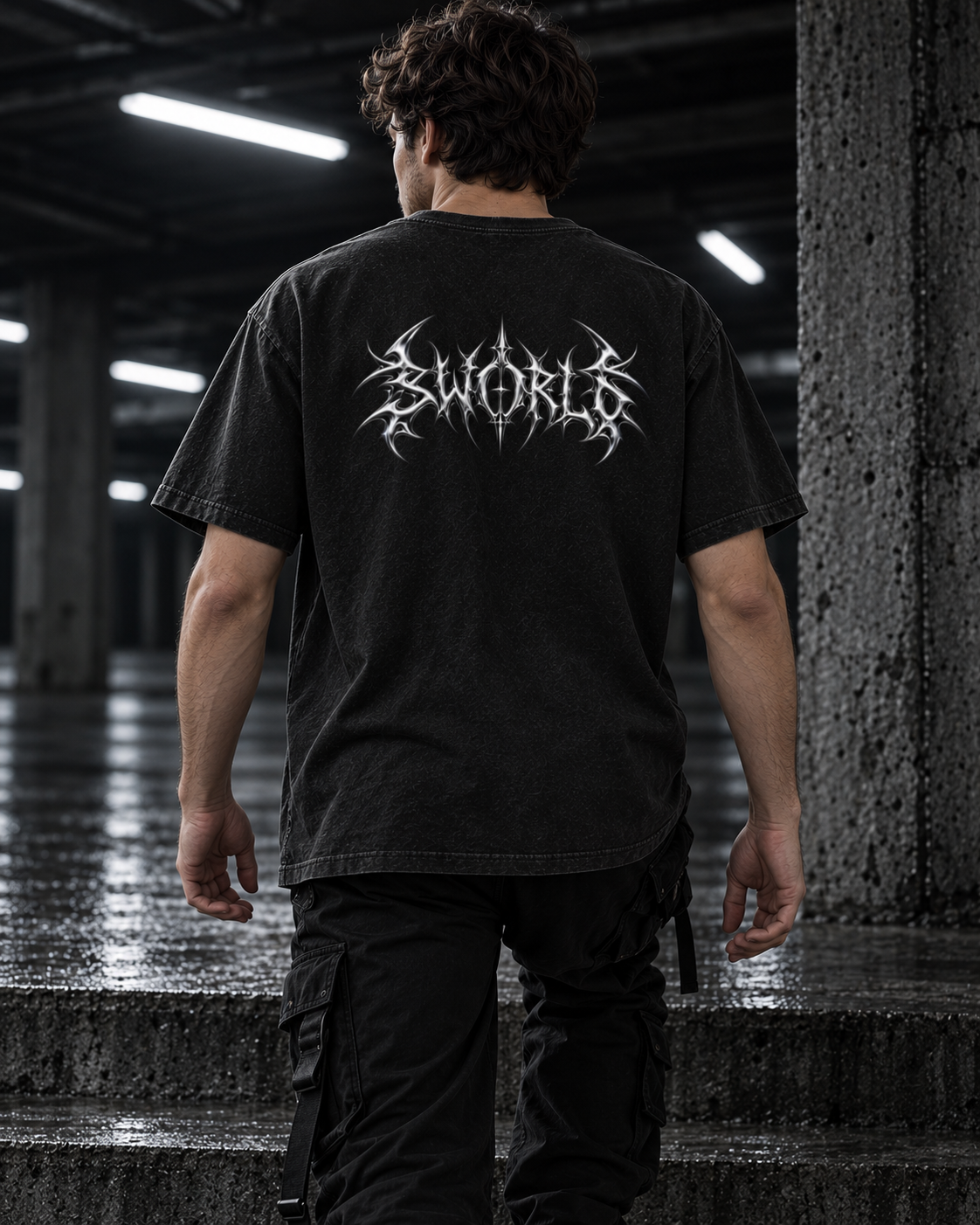 SWORLD — SERAPH TEE noir porté, vue de dos, modèle homme, décor industriel